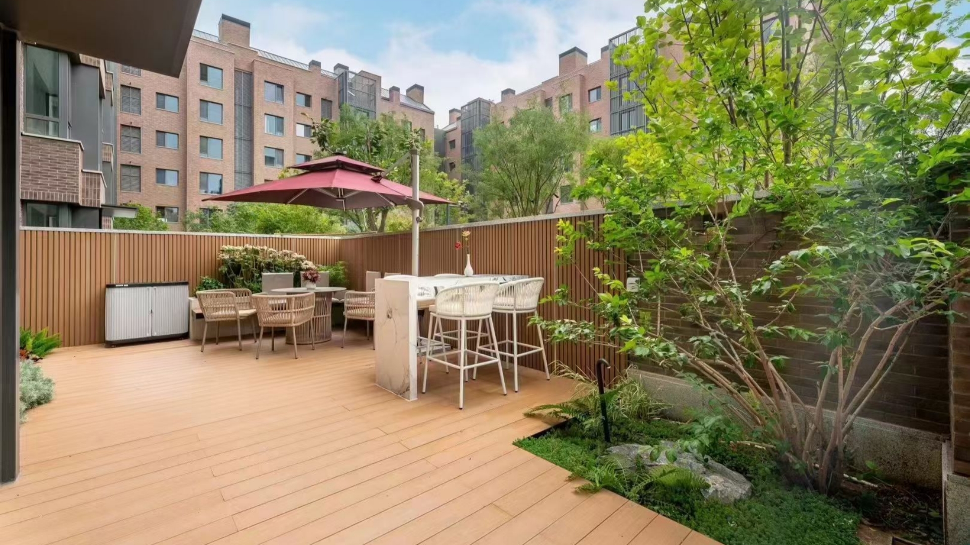 Wood-like texture and weather resistance make it a hit! PE outdoor wood-plastic composites are being implemented across all areas, reshaping the outdoor decoration ecosystem.